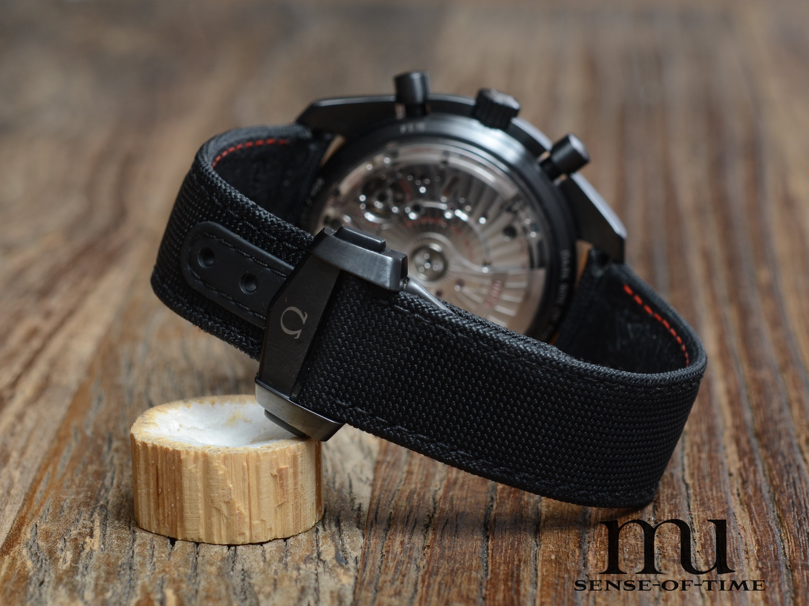 Omega Speedmaster Dark Side of the Moon, Keramik und Sedna Gold-Lünette, Ref.: 311.63.44.51.06.001