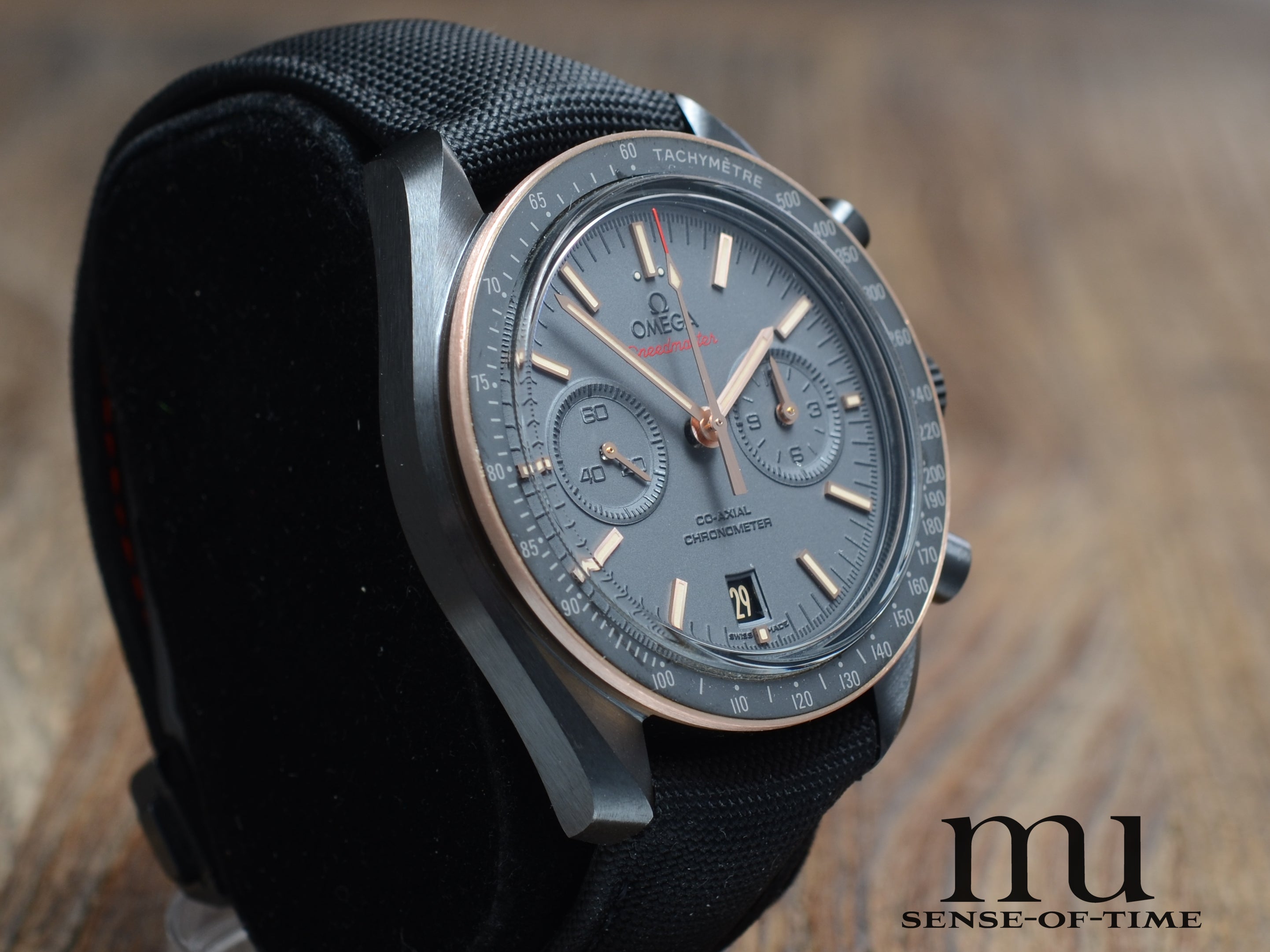 Omega Speedmaster Dark Side of the Moon, Keramik und Sedna Gold-Lünette, Ref.: 311.63.44.51.06.001