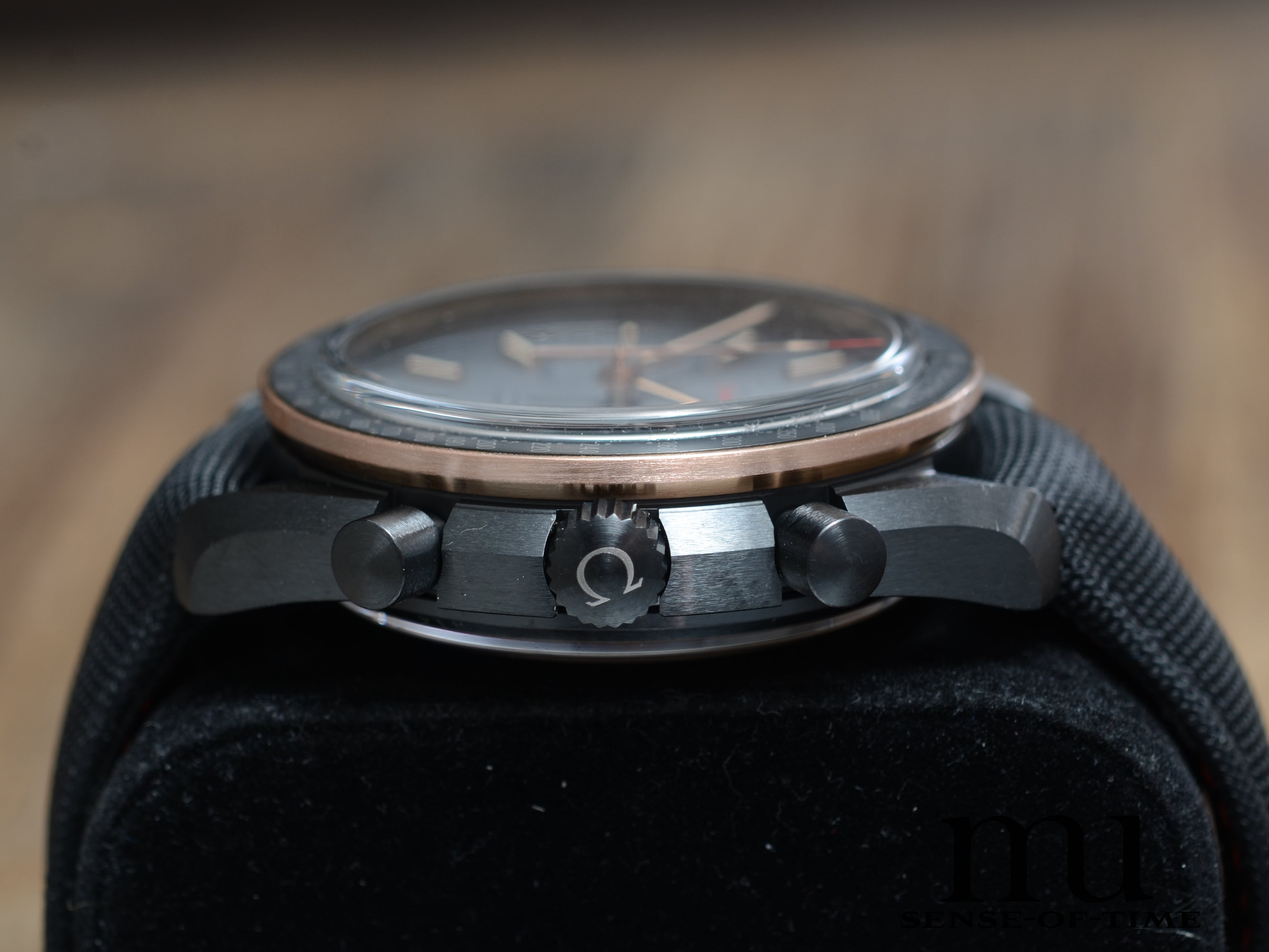 Omega Speedmaster Dark Side of the Moon, Keramik und Sedna Gold-Lünette, Ref.: 311.63.44.51.06.001