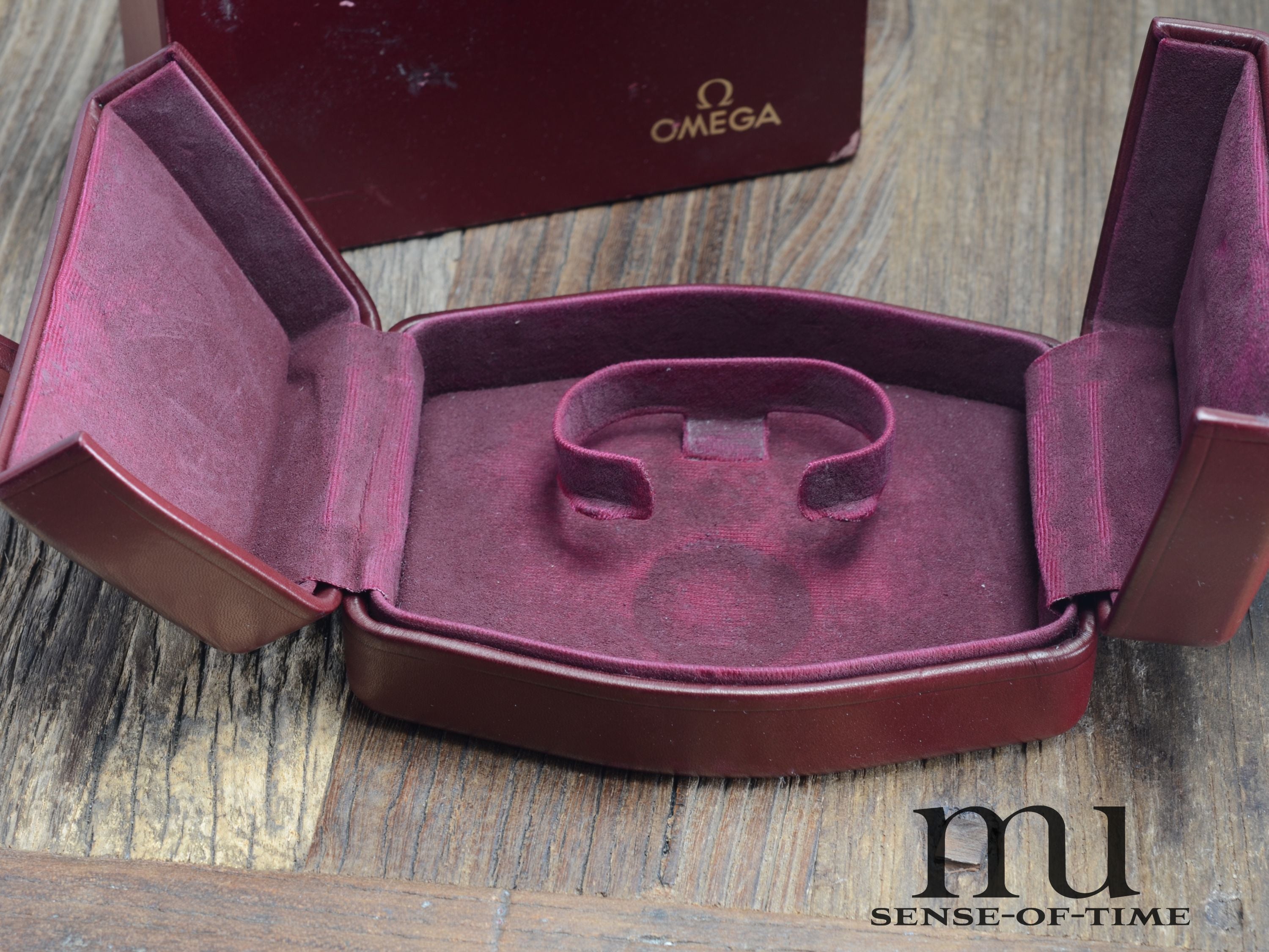 Zubehör: Omega Uhren-Box Vintage Rot