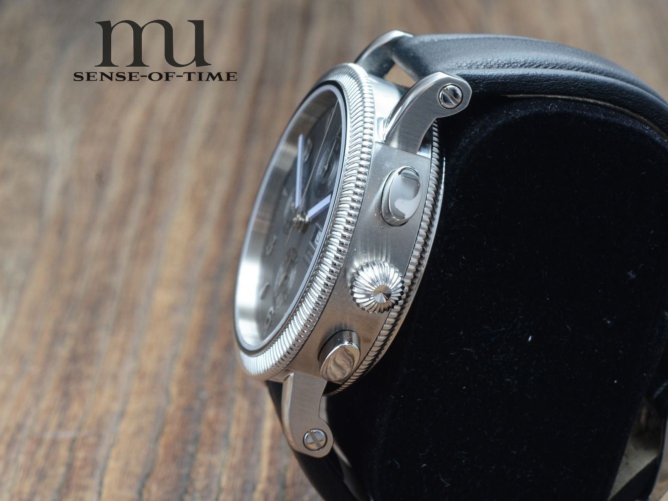 Ungelabelt: Klassik Chronograph mit veredeltem ETA 7750