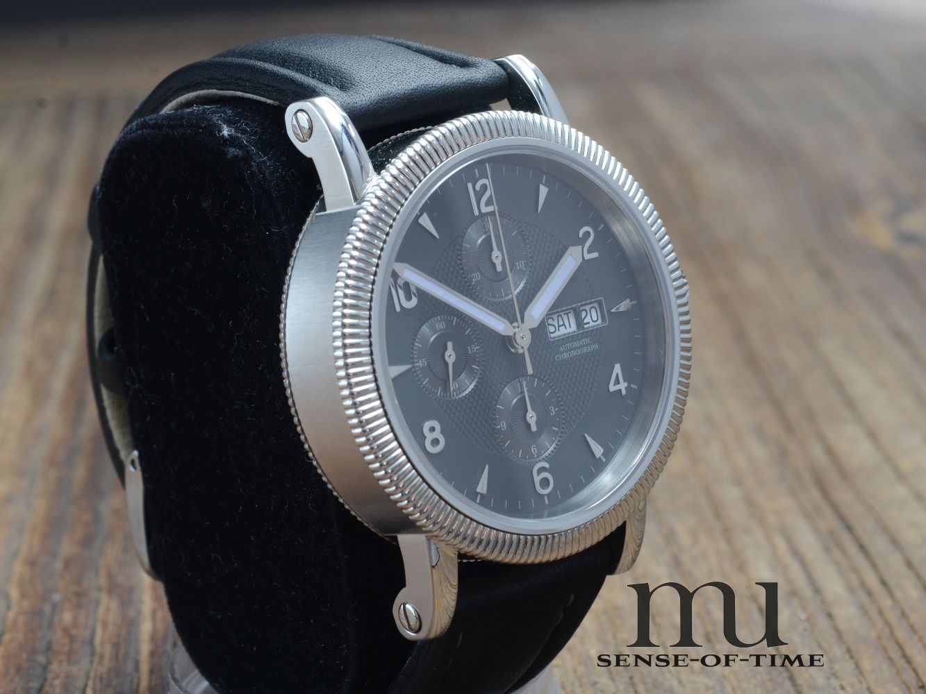 Ungelabelt: Klassik Chronograph mit veredeltem ETA 7750