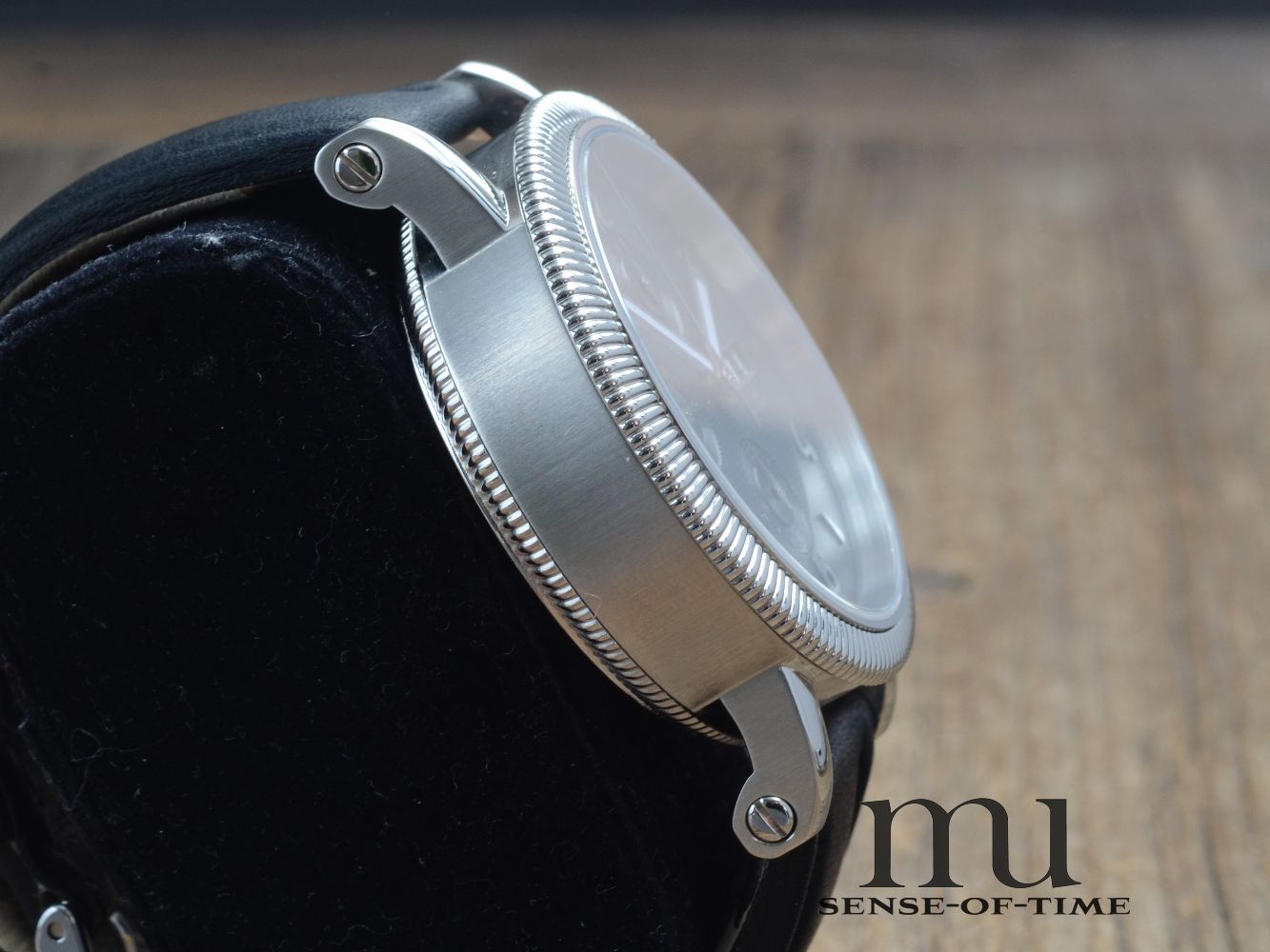 Ungelabelt: Klassik Chronograph mit veredeltem ETA 7750