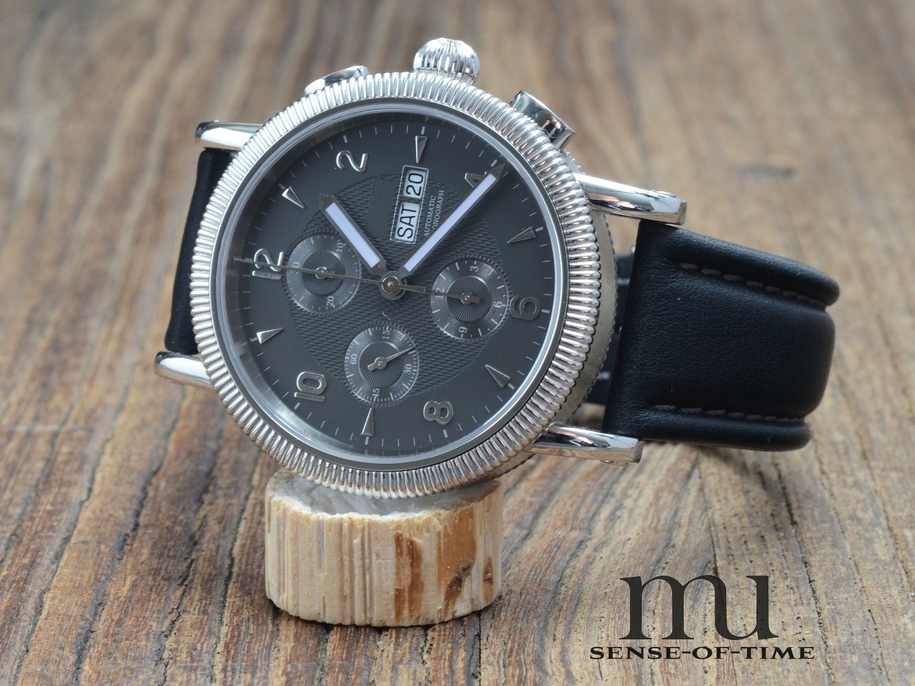 Ungelabelt: Klassik Chronograph mit veredeltem ETA 7750