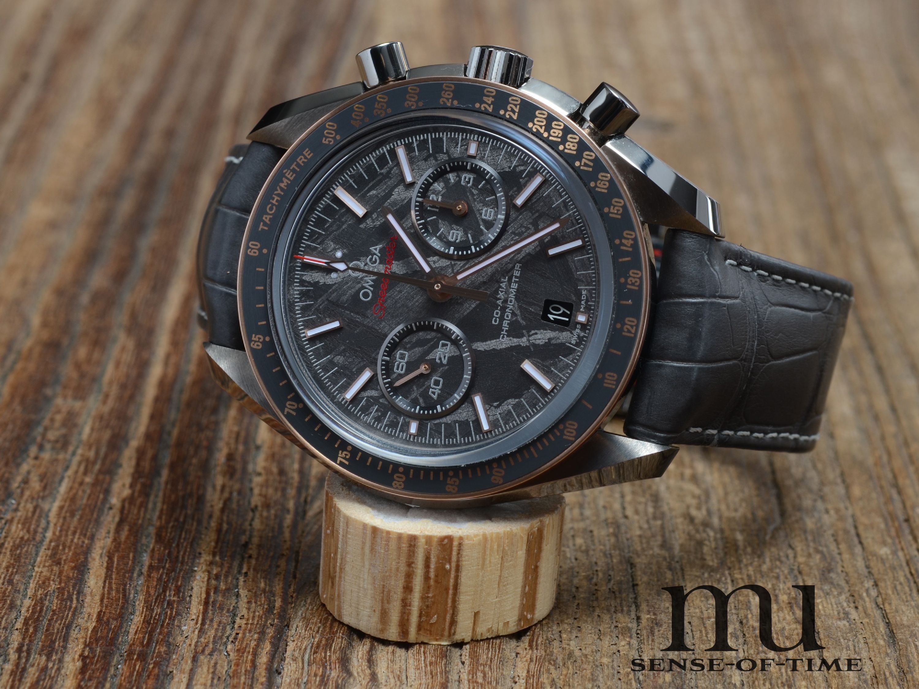 Omega Speedmaster Meteorite Dial Grey Side of the Moon Sedna Gold, Neu