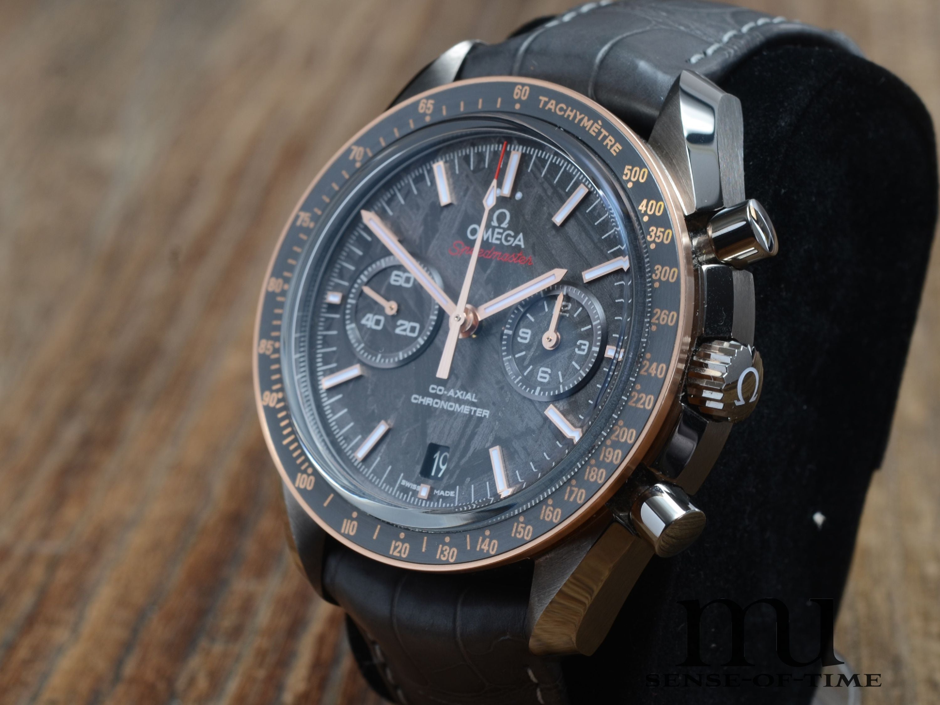 Omega Speedmaster Meteorite Dial Grey Side of the Moon Sedna Gold, Neu