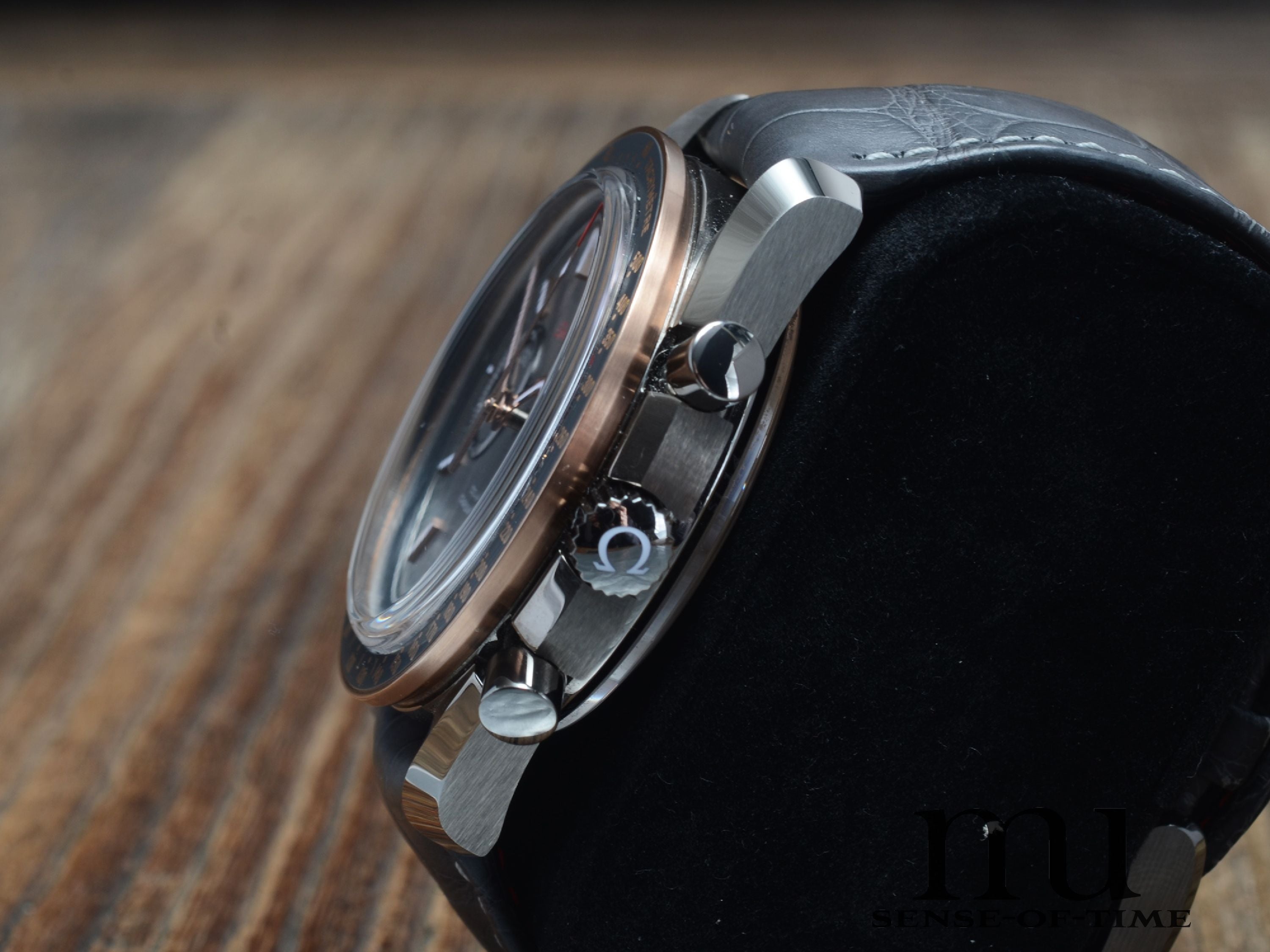 Omega Speedmaster Meteorite Dial Grey Side of the Moon Sedna Gold, Neu