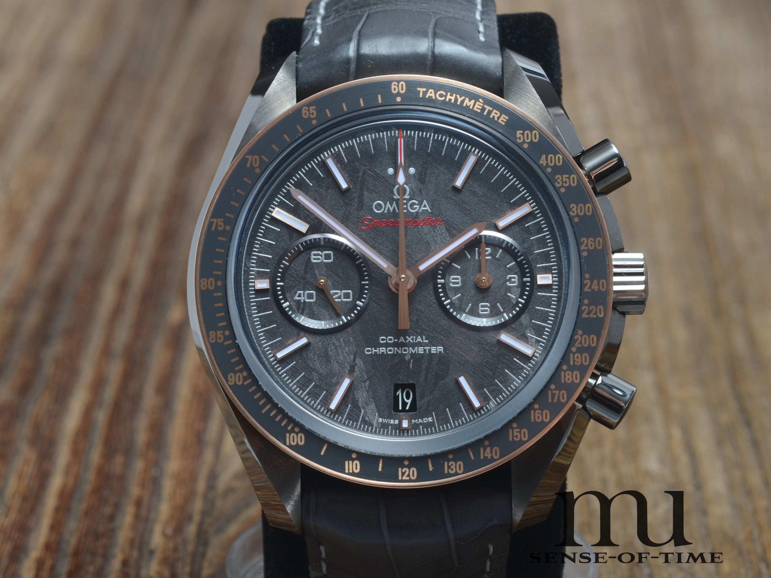 Omega Speedmaster Meteorite Dial Grey Side of the Moon Sedna Gold, Neu