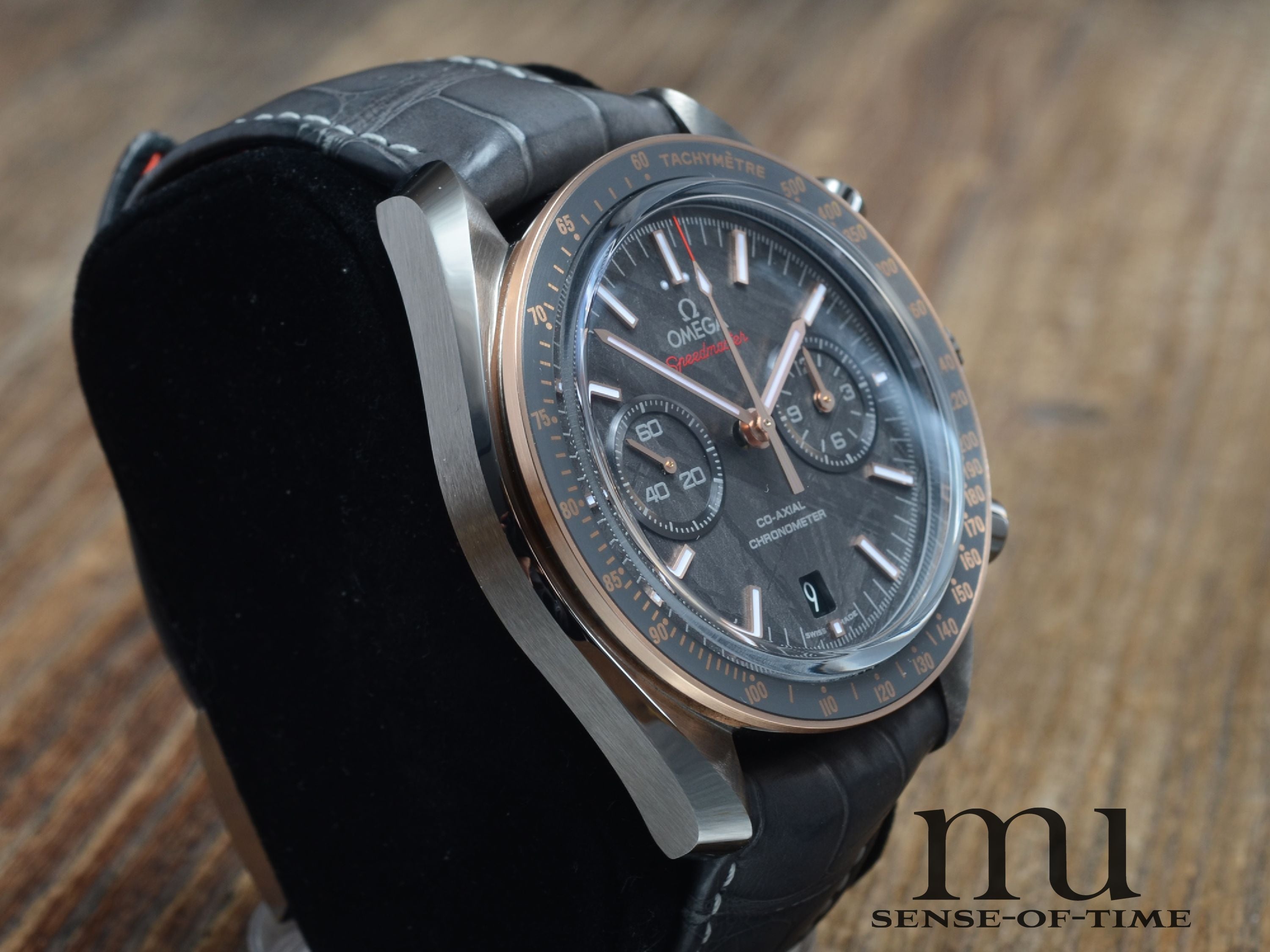 Omega Speedmaster Meteorite Dial Grey Side of the Moon Sedna Gold, Neu