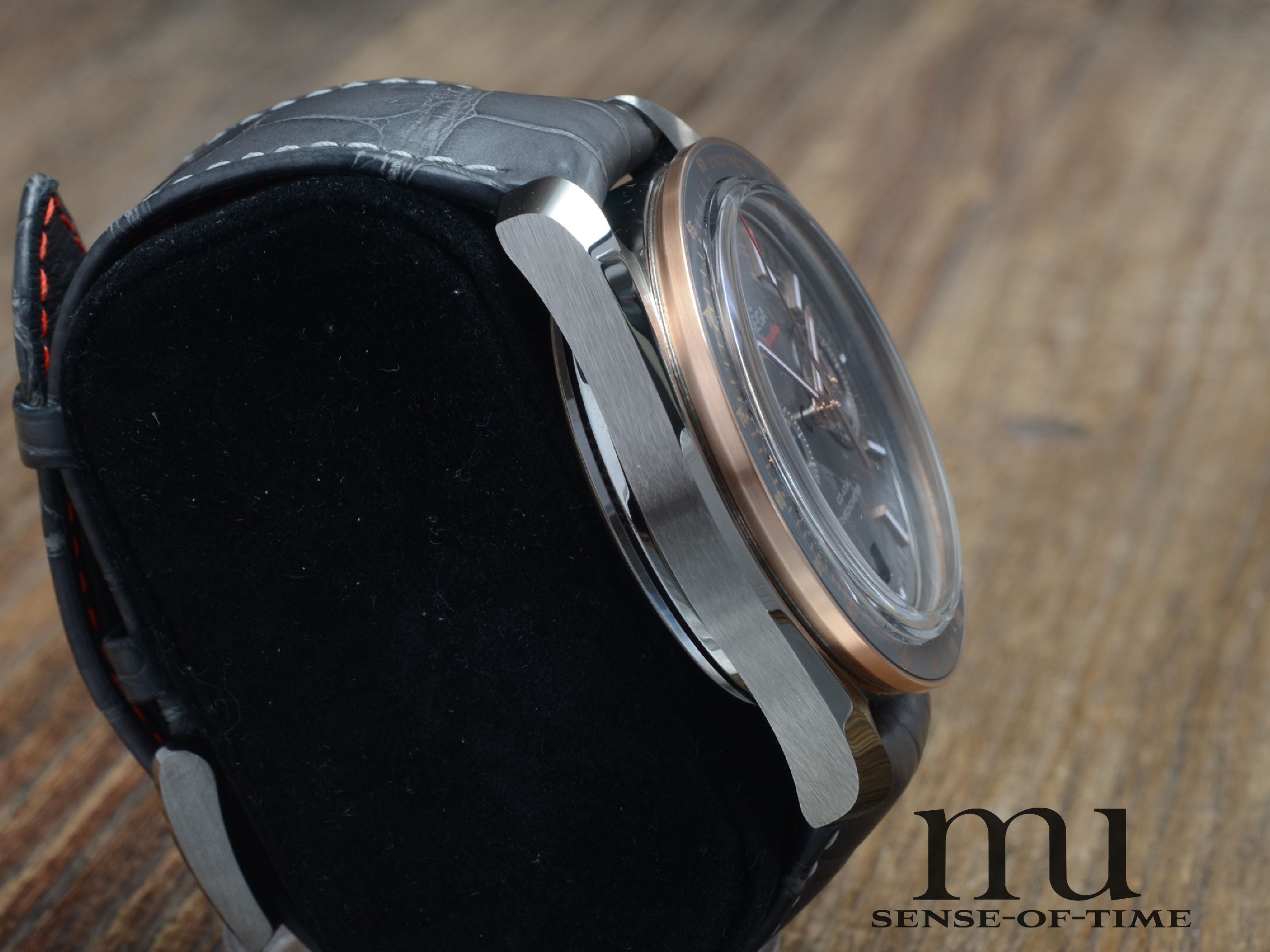 Omega Speedmaster Meteorite Dial Grey Side of the Moon Sedna Gold, Neu