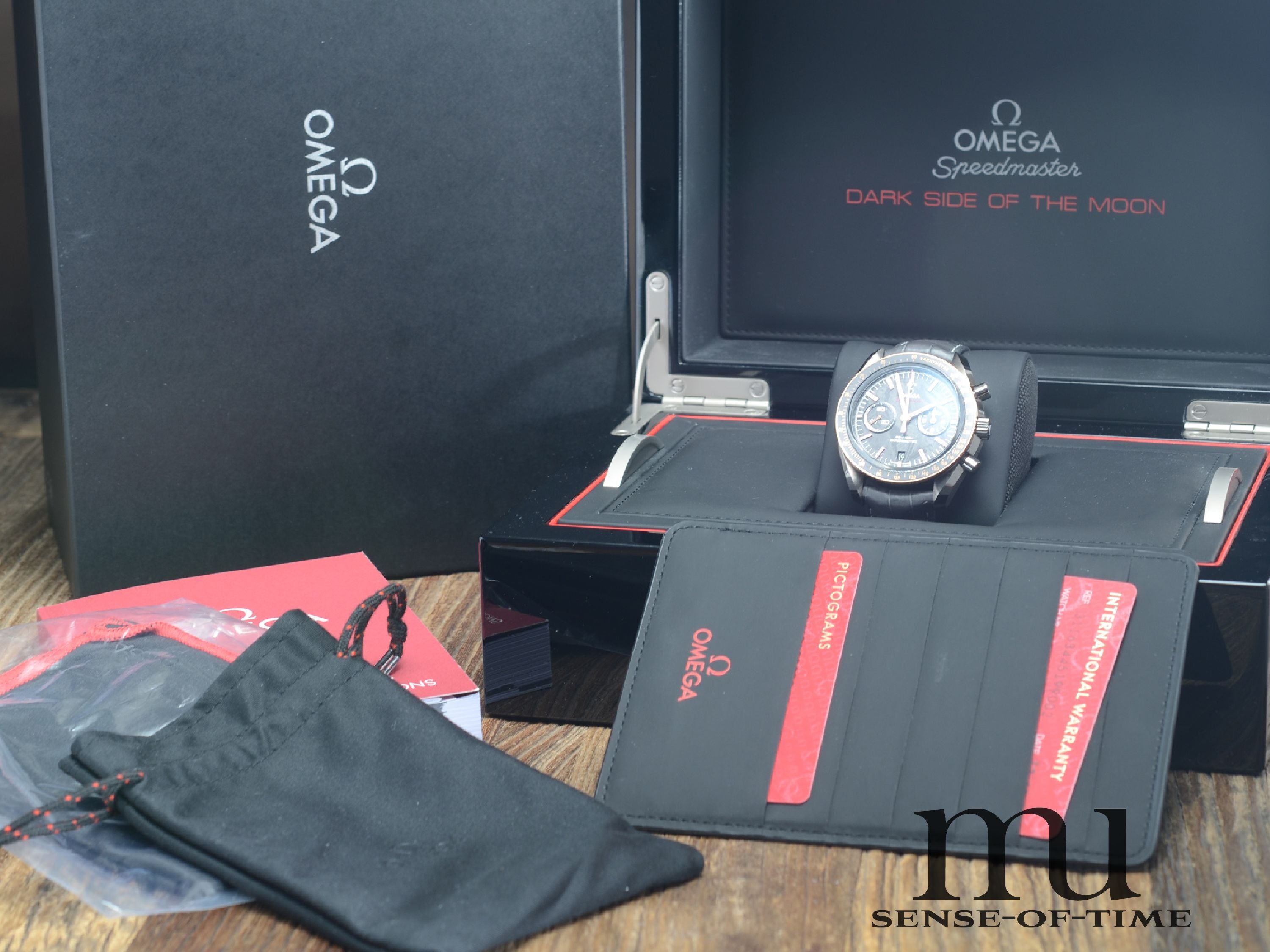 Omega Speedmaster Meteorite Dial Grey Side of the Moon Sedna Gold, Neu