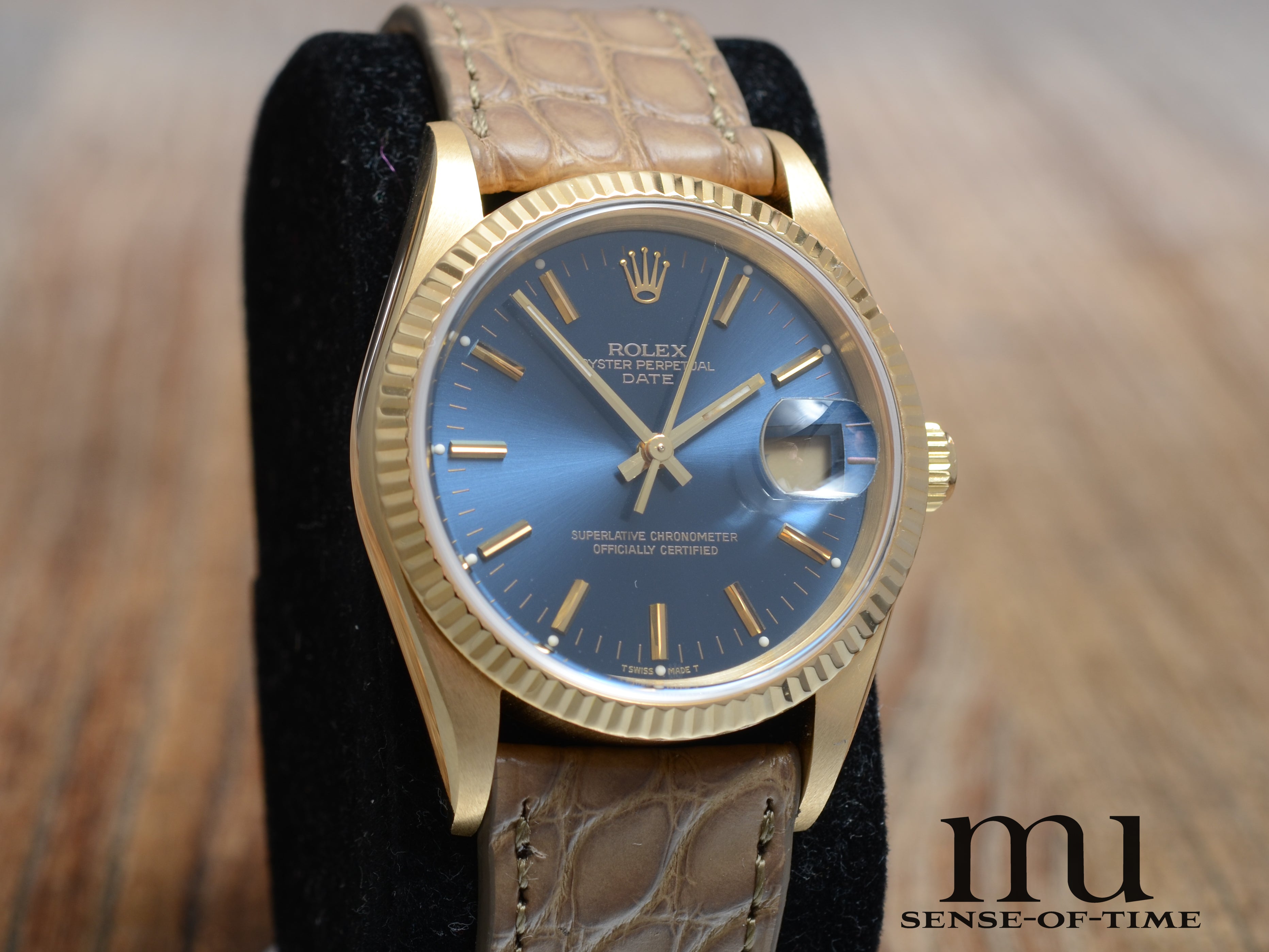 Rolex Date in 18kt Gold mit blauem Zifferblatt, Like New, Full Set, Ref.: 15238
