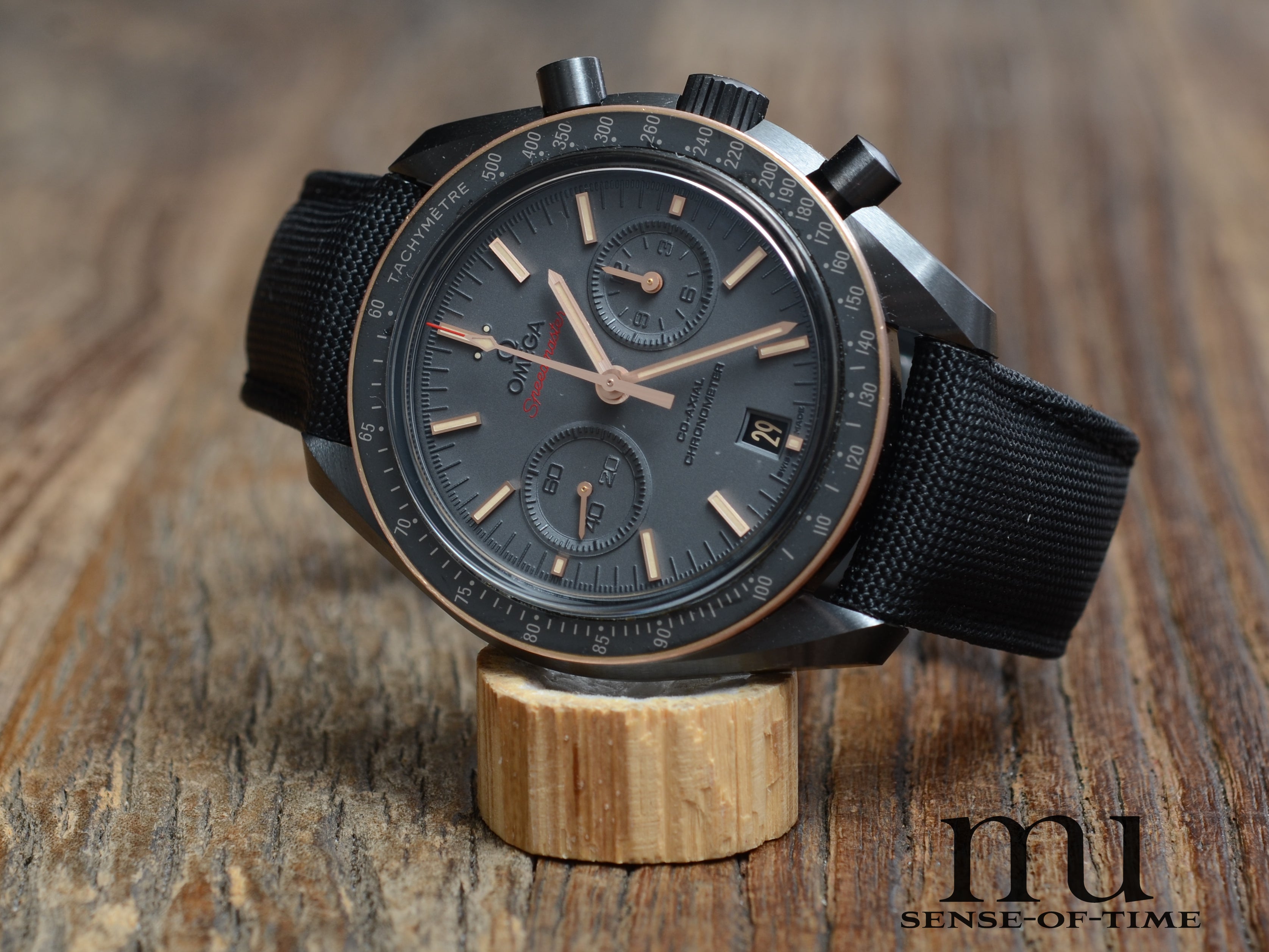 Omega Speedmaster Dark Side of the Moon, Keramik und Sedna Gold-Lünette, Ref.: 311.63.44.51.06.001