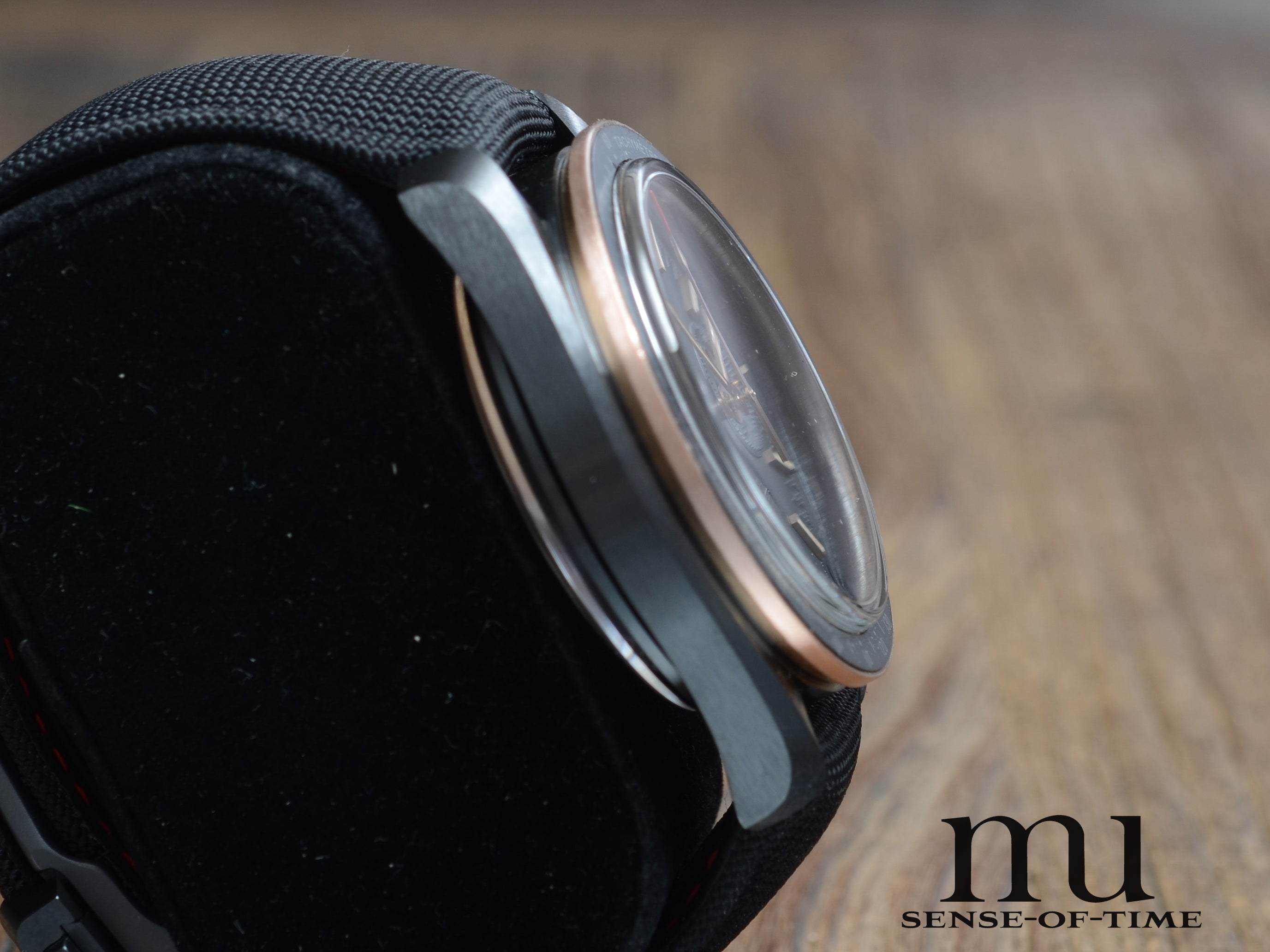 Omega Speedmaster Dark Side of the Moon, Keramik und Sedna Gold-Lünette, Ref.: 311.63.44.51.06.001