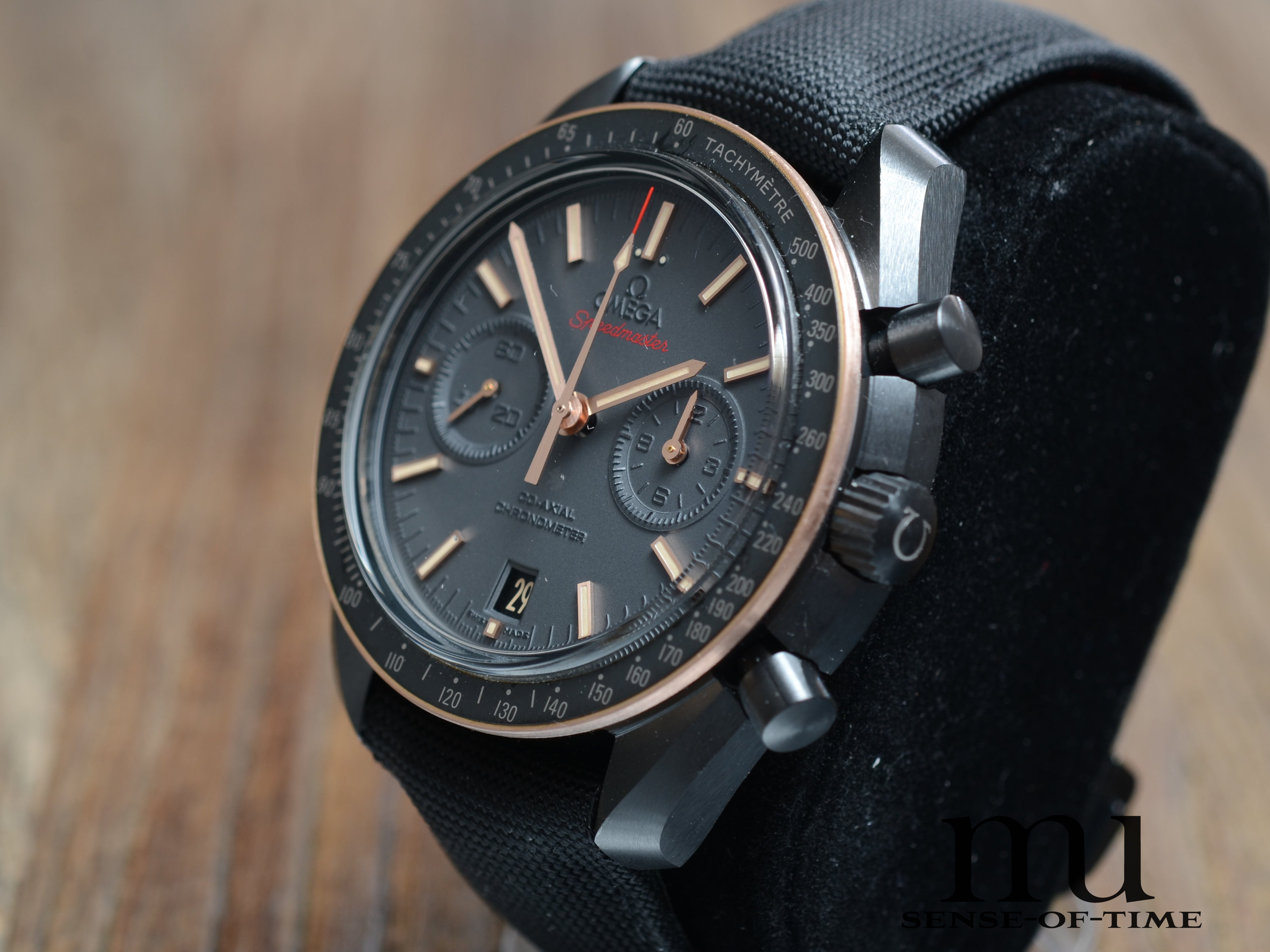 Omega Speedmaster Dark Side of the Moon, Keramik und Sedna Gold-Lünette, Ref.: 311.63.44.51.06.001
