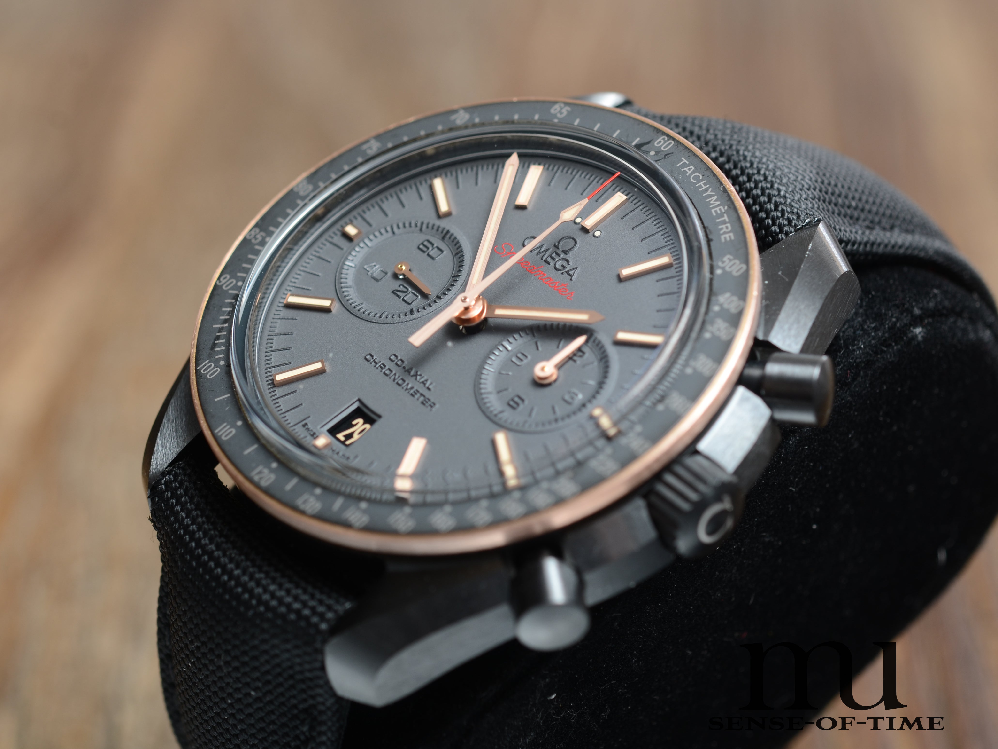 Omega Speedmaster Dark Side of the Moon, Keramik und Sedna Gold-Lünette, Ref.: 311.63.44.51.06.001