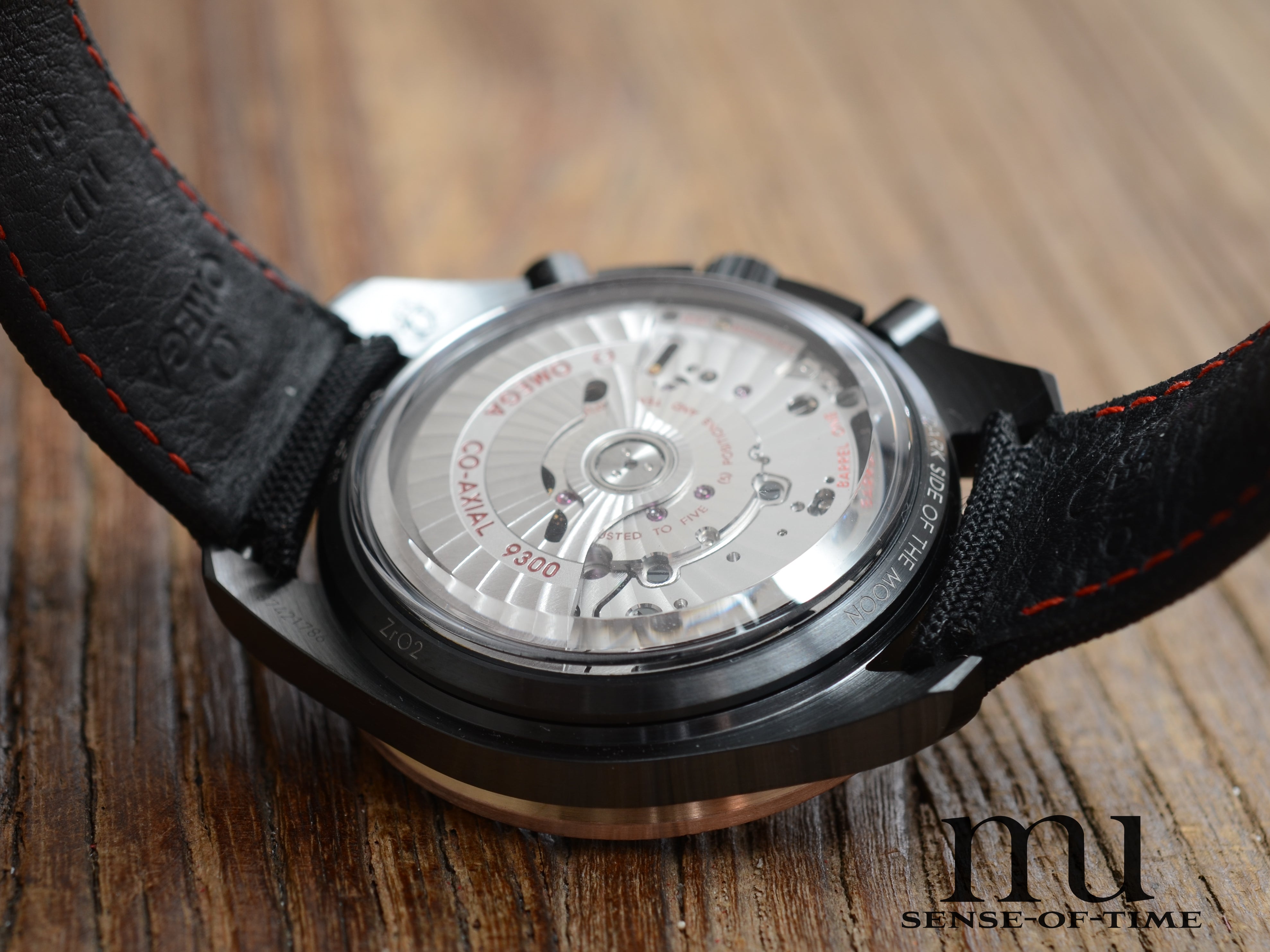 Omega Speedmaster Dark Side of the Moon, Keramik und Sedna Gold-Lünette, Ref.: 311.63.44.51.06.001