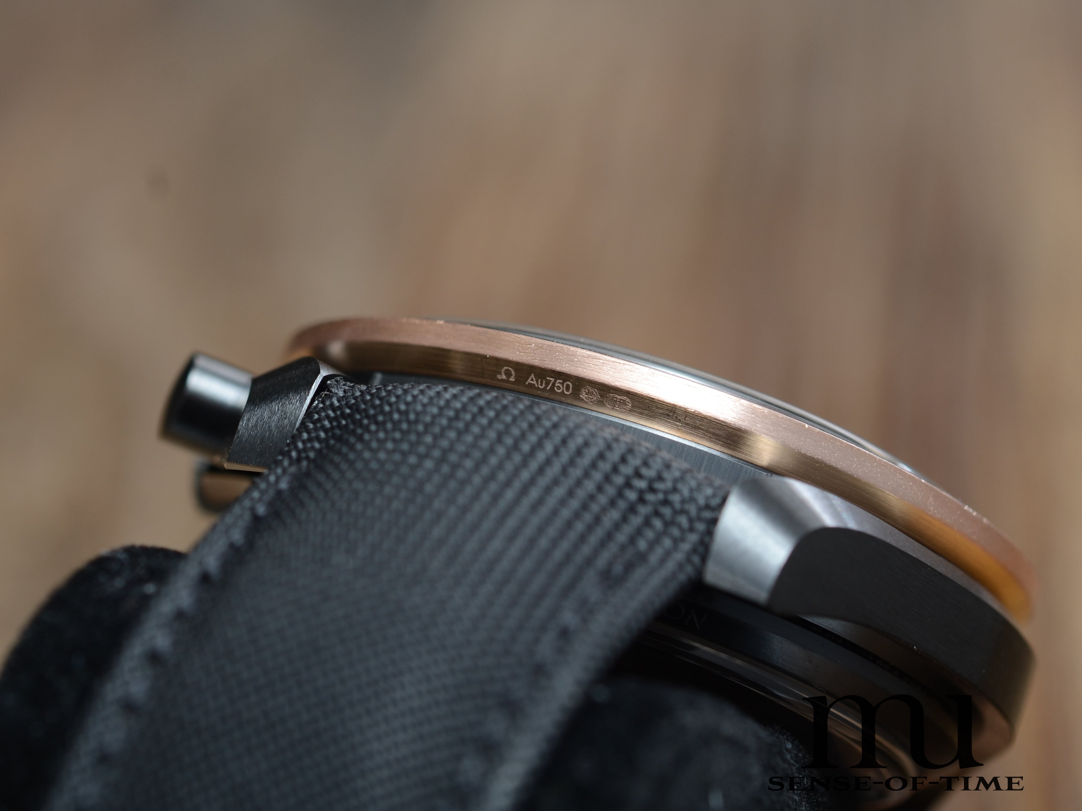 Omega Speedmaster Dark Side of the Moon, Keramik und Sedna Gold-Lünette, Ref.: 311.63.44.51.06.001