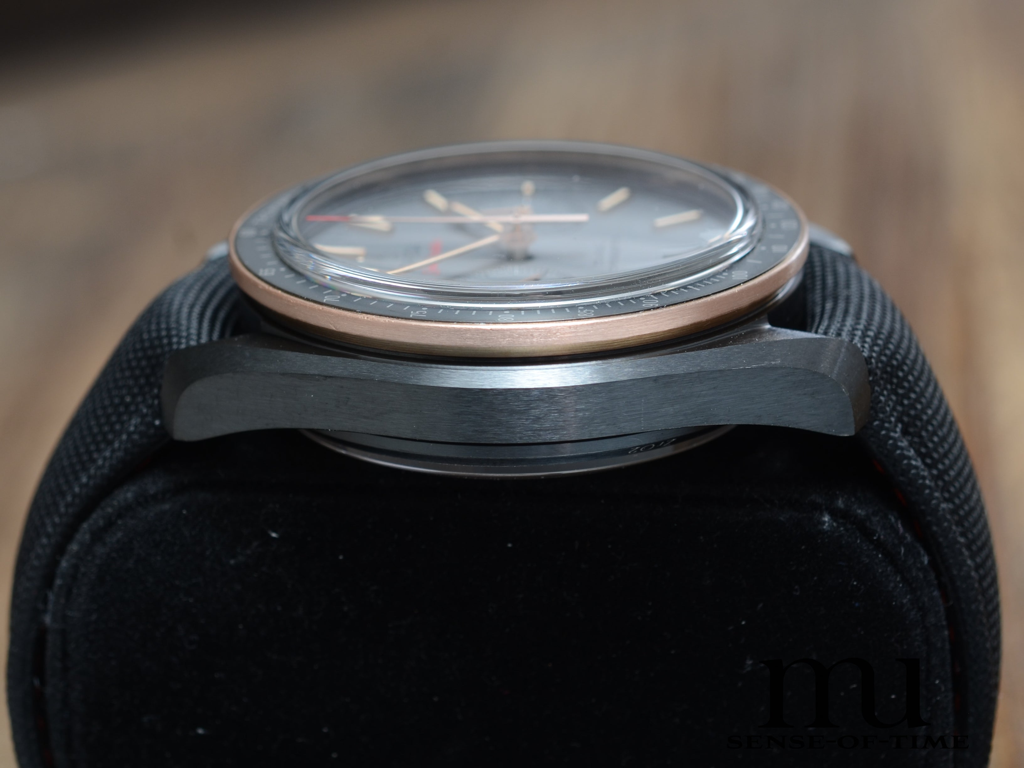 Omega Speedmaster Dark Side of the Moon, Keramik und Sedna Gold-Lünette, Ref.: 311.63.44.51.06.001