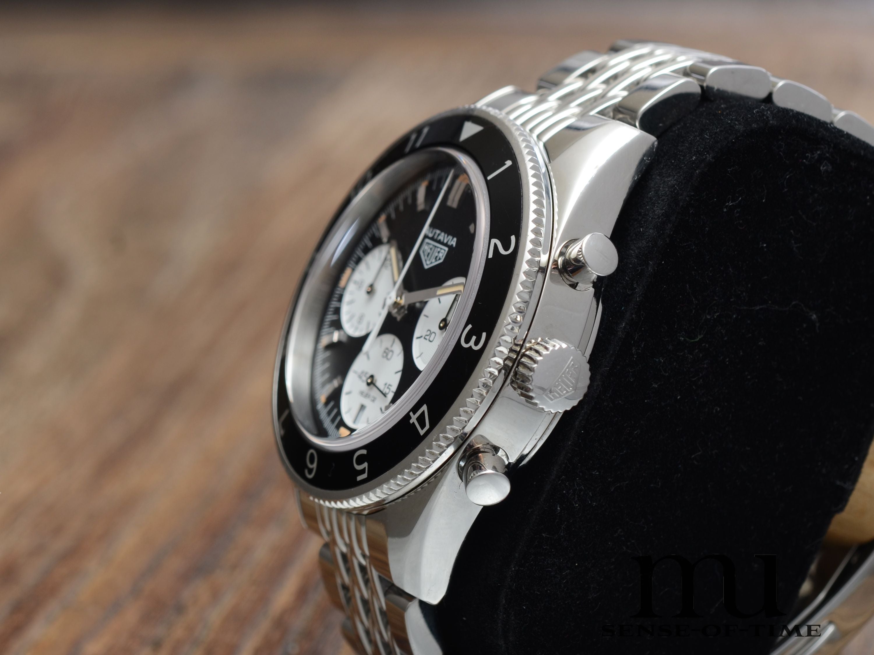 Heuer Autavia Re-Edition Chronograph mit Beads of Rice Stahlband, Ref.: CBE2110