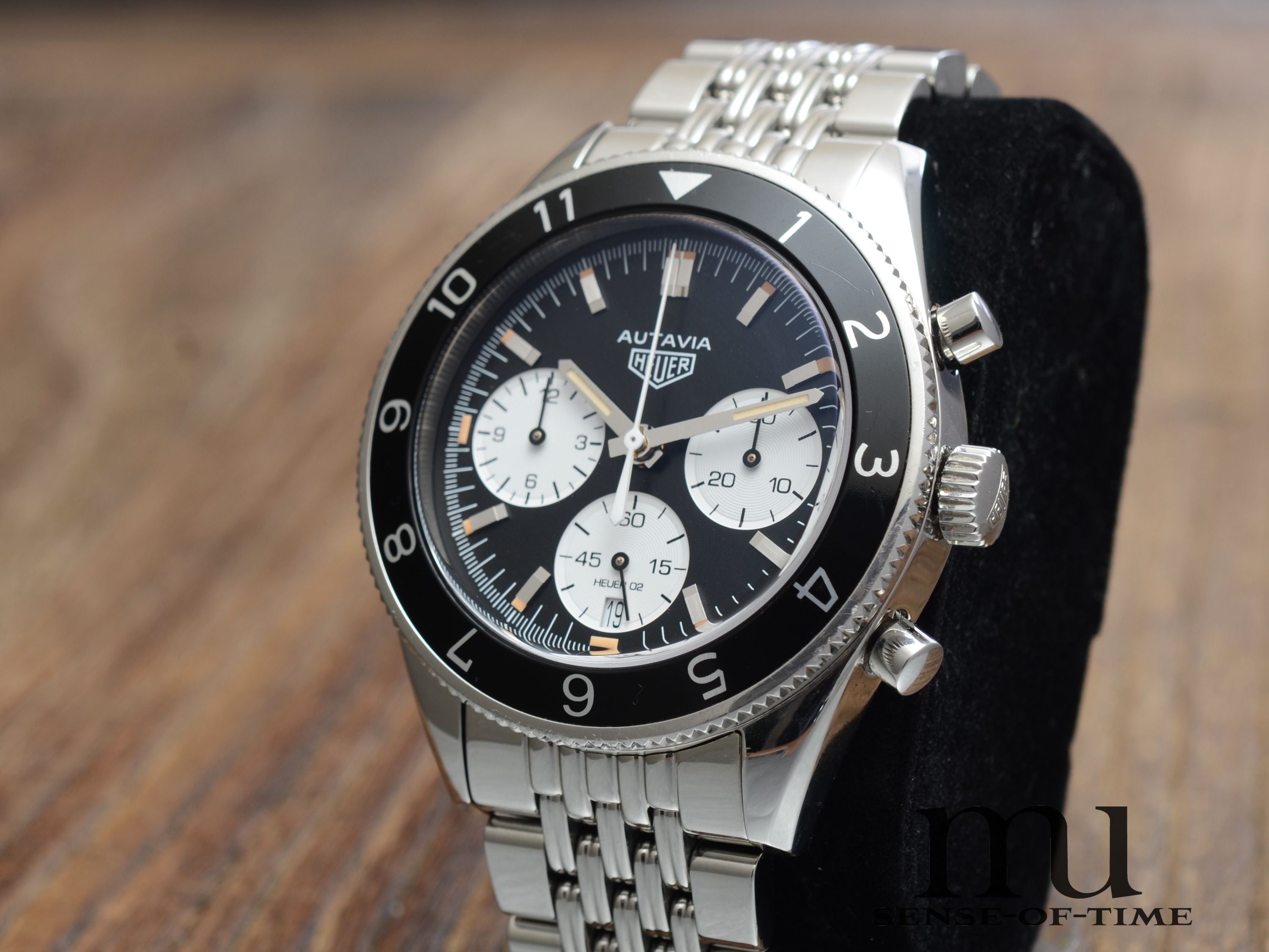 Heuer Autavia Re-Edition Chronograph mit Beads of Rice Stahlband, Ref.: CBE2110