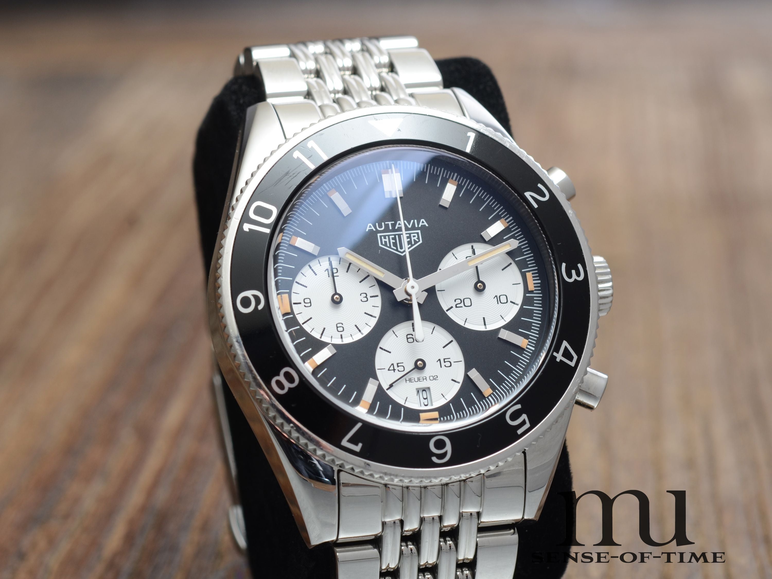 Heuer Autavia Re-Edition Chronograph mit Beads of Rice Stahlband, Ref.: CBE2110