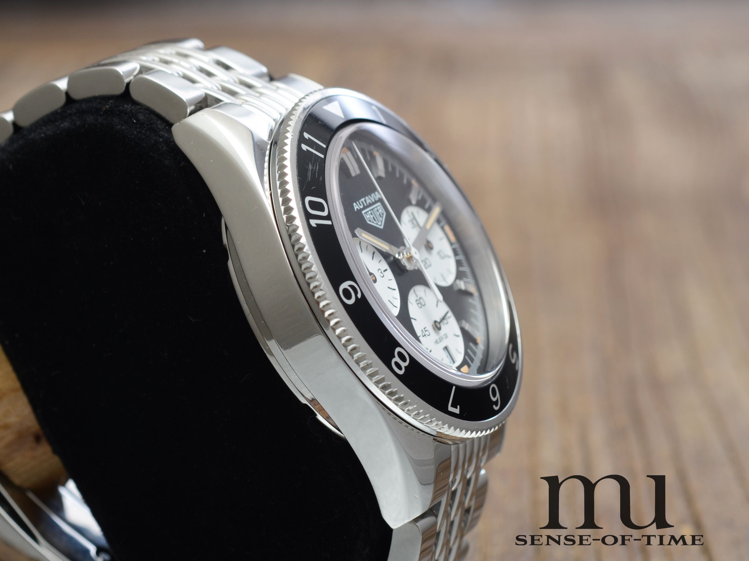 Heuer Autavia Re-Edition Chronograph mit Beads of Rice Stahlband, Ref.: CBE2110