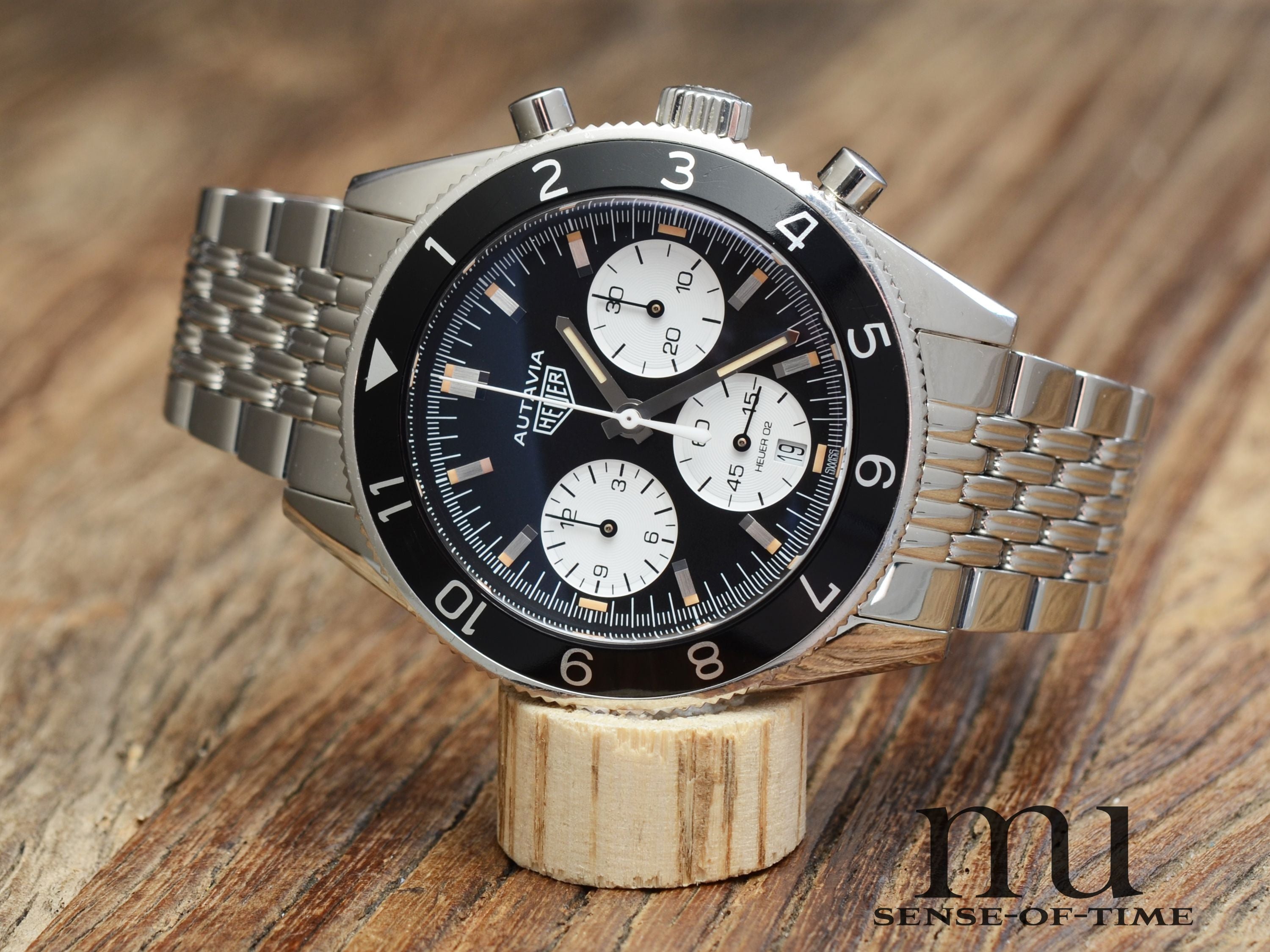 Heuer Autavia Re-Edition Chronograph mit Beads of Rice Stahlband, Ref.: CBE2110