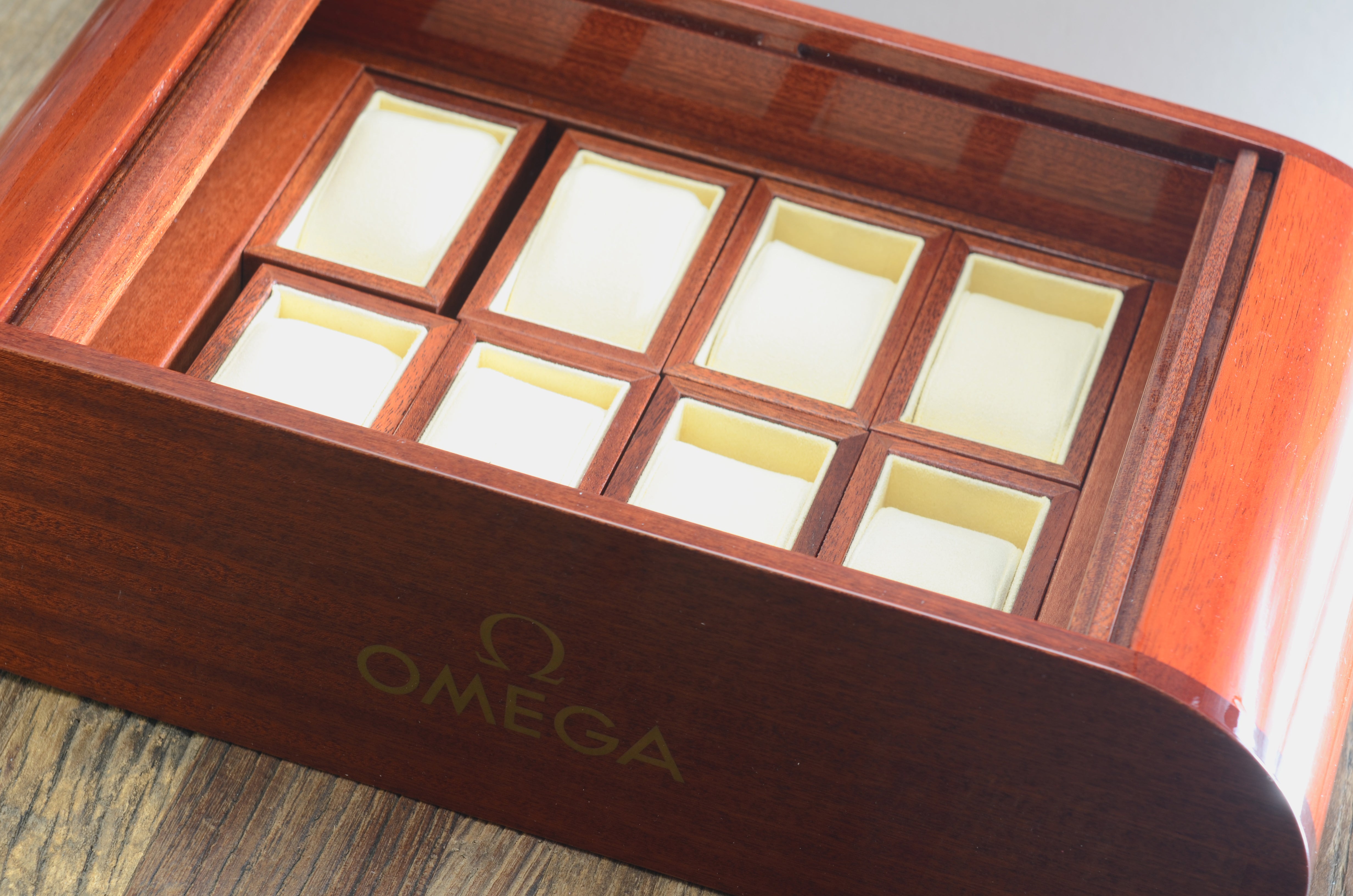 Zubehör: Omega Collector's Box Mahagoni für 8 Uhren